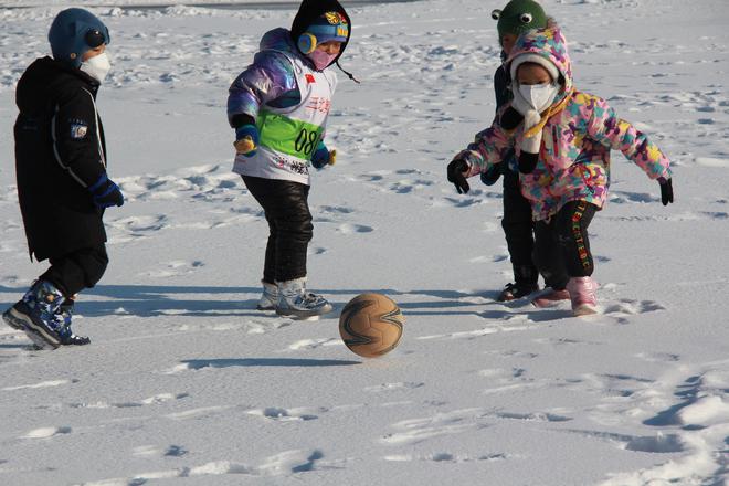 冬季雪地抢椅子赛，趣味横生的冰雪运动的简单介绍