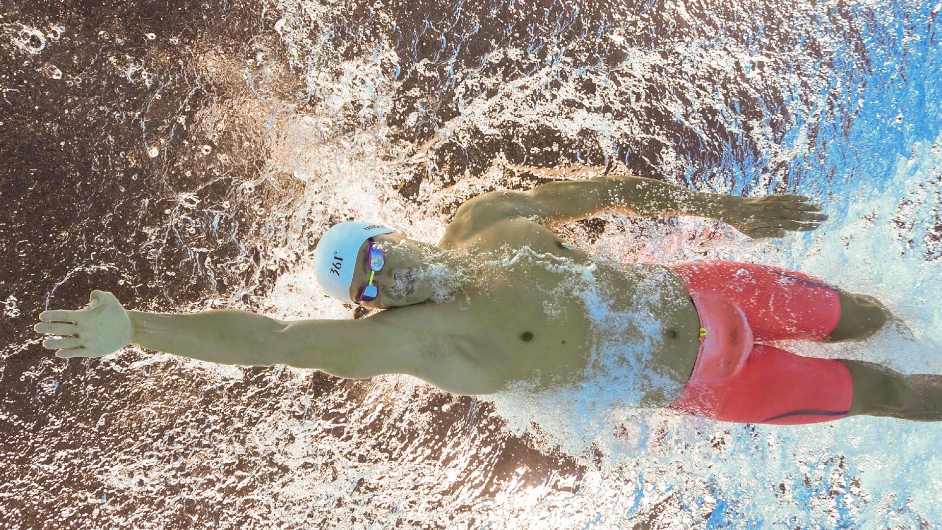 开云网站-张雨霏与偶像合影传承游泳精神，张雨霏80分钟内揽获两块金牌