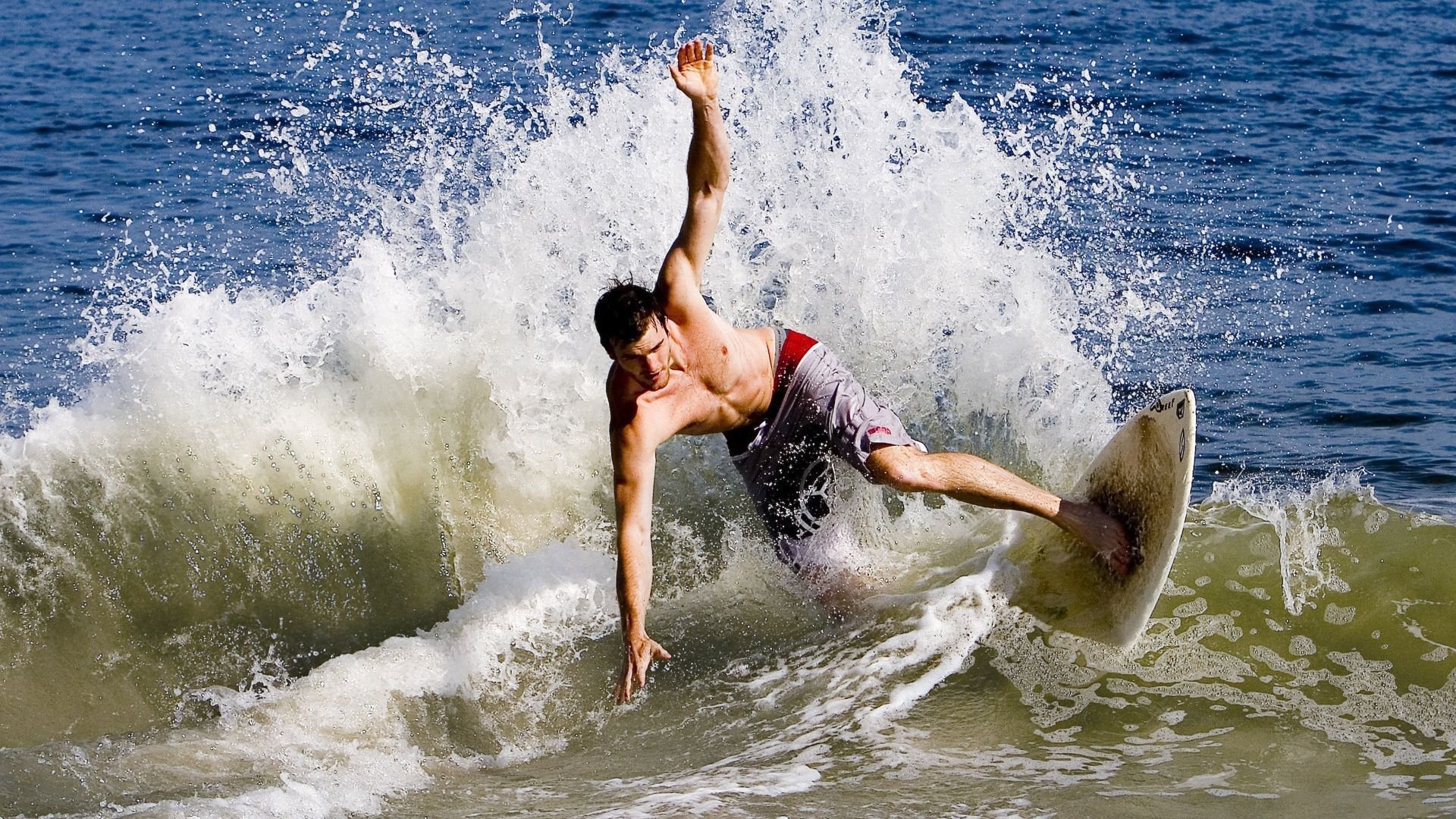 “未来已现：智能赛车引领速度革新”，未来的智能车